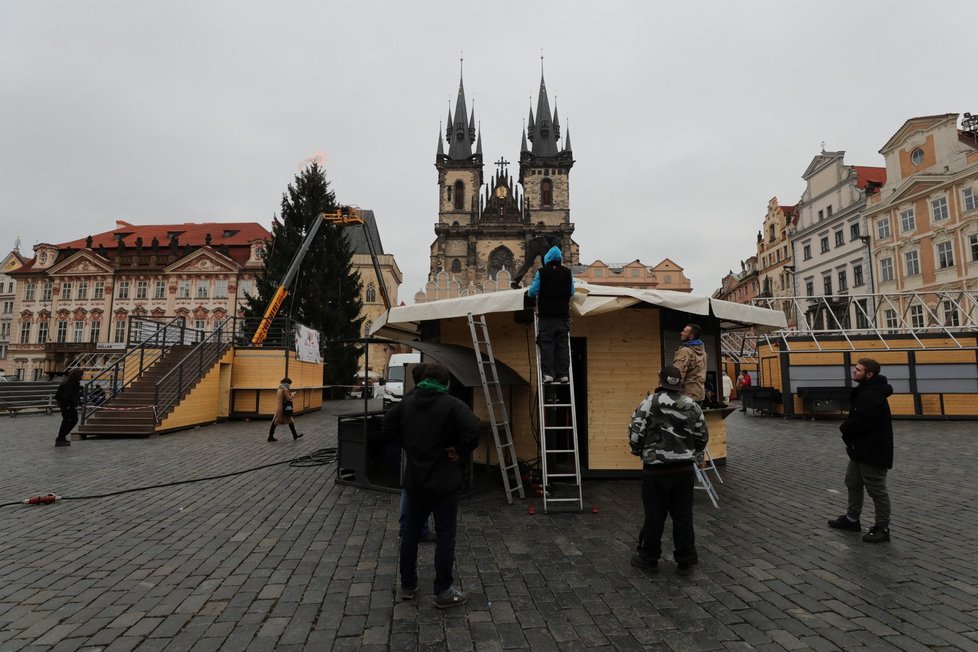 Zdobení vánočního stromu na Staroměstském náměstí v Praze bylo zahájeno 26. listopadu 2019.