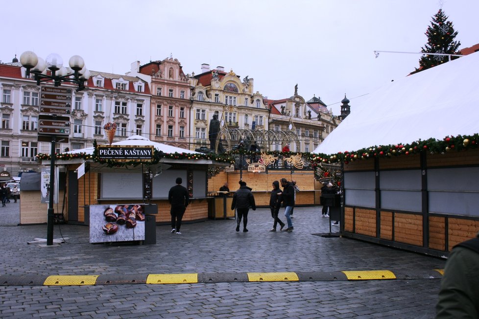 Vánoční trhy na Staroměstském náměstí se kvůli rozhodnutí vlády musely zrušit. (26. listopadu 2021)