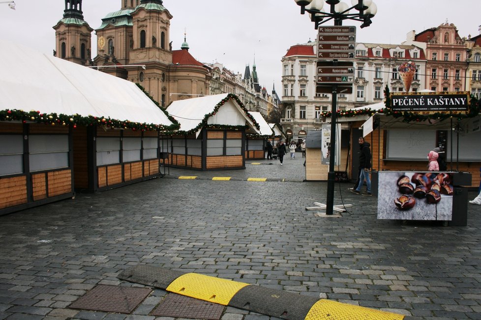 Vánoční trhy na Staroměstském náměstí se kvůli rozhodnutí vlády musely zrušit. (26. listopadu 2021)