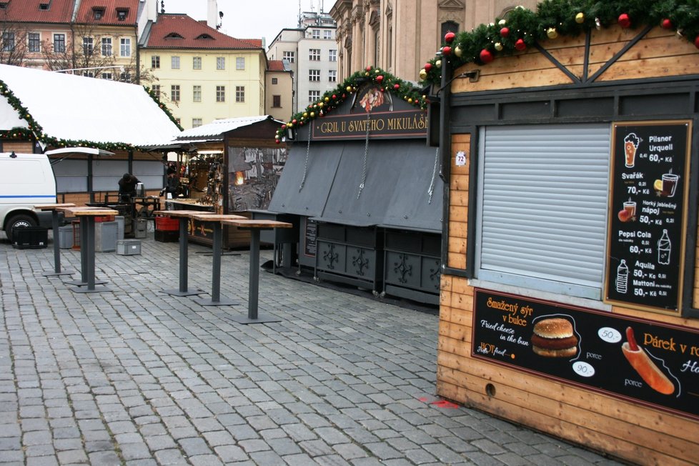 Vánoční trhy na Staroměstském náměstí se kvůli rozhodnutí vlády musely zrušit. (26. listopadu 2021)