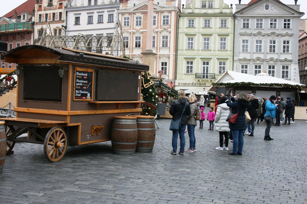 Vánoční trhy na Staroměstském náměstí se kvůli rozhodnutí vlády musely zrušit. (26. listopadu 2021)