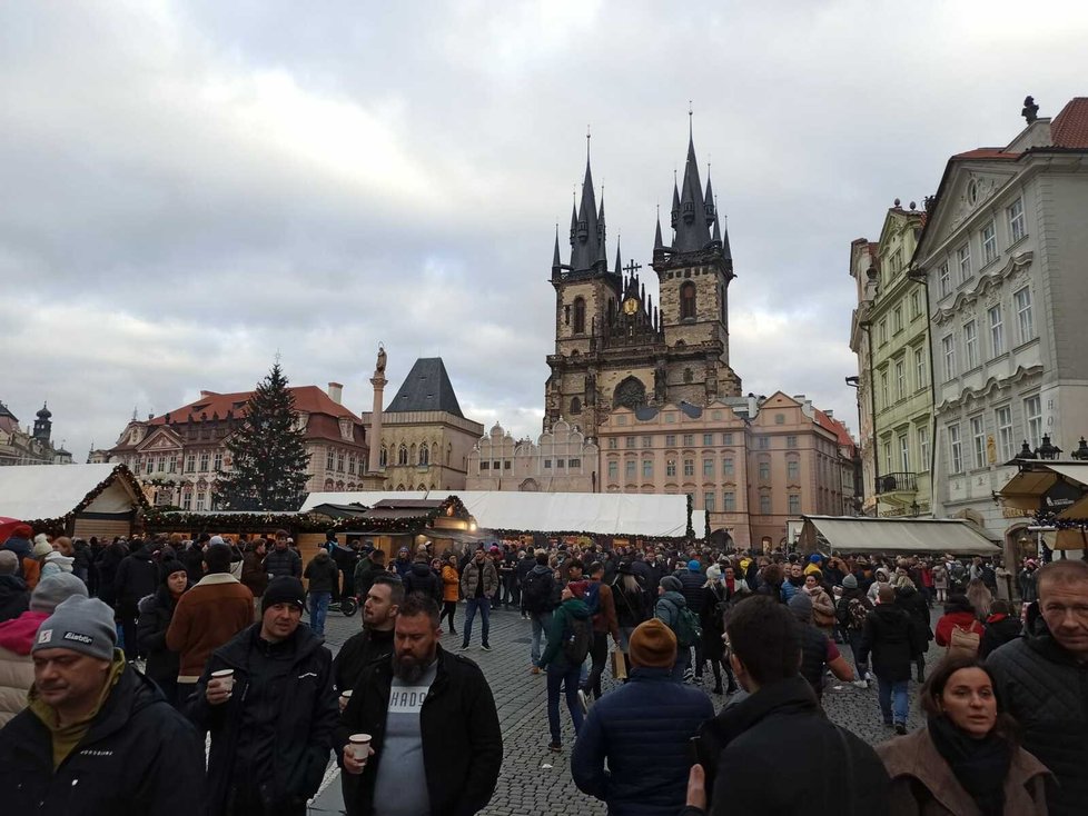 Vánoční atmosféra na trzích na Staroměstském náměstí. První adventní víkend to byla doslova hlava na hlavě. (26. listopad 2022)