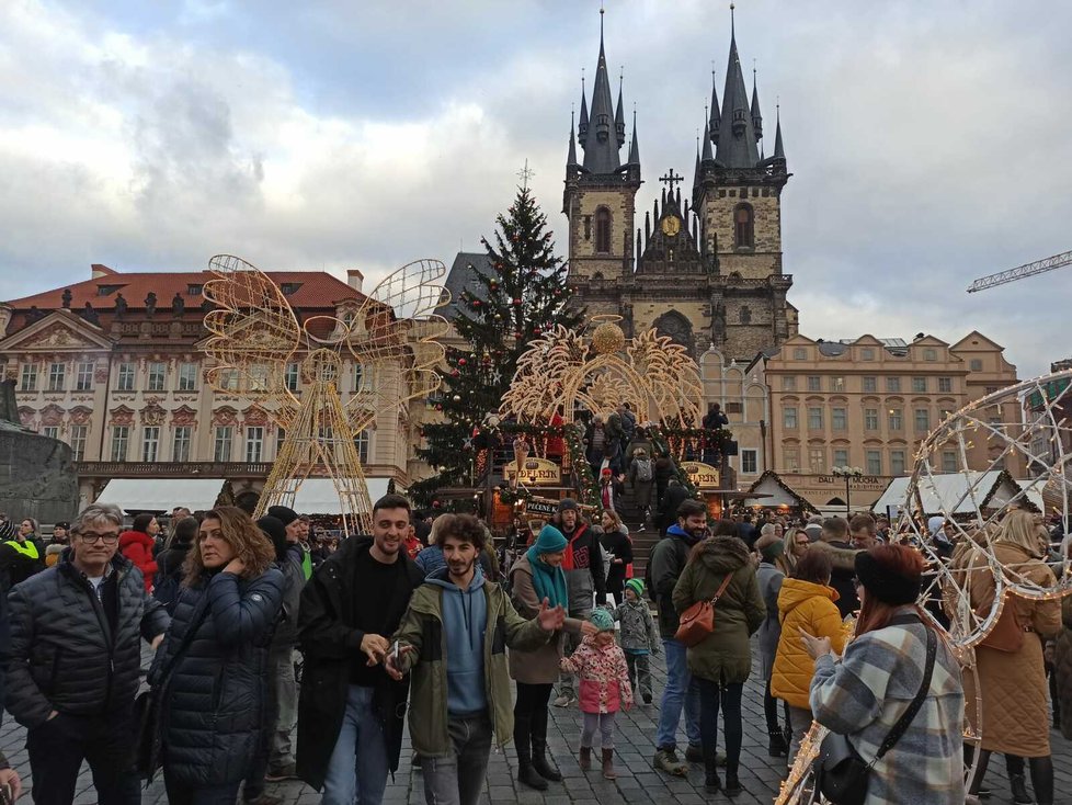 Vánoční atmosféra na trzích na Staroměstském náměstí. První adventní víkend to byla doslova hlava na hlavě. (26. listopad 2022)