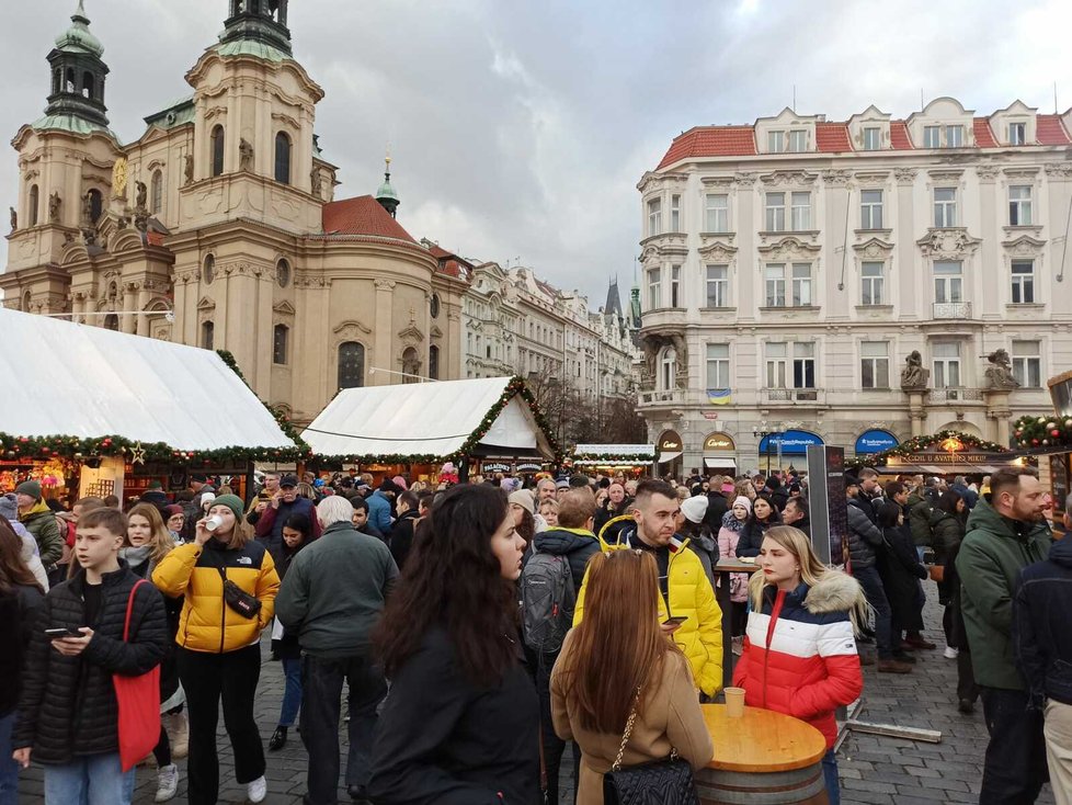 Vánoční atmosféra na trzích na Staroměstském náměstí. První adventní víkend to byla doslova hlava na hlavě. (26. listopad 2022)