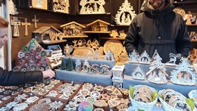 Firma Amadea se na Staroměstksém náměstí prezentuje svými dřevěnými výrobky, které pochází až z Lázní Bělohrad.