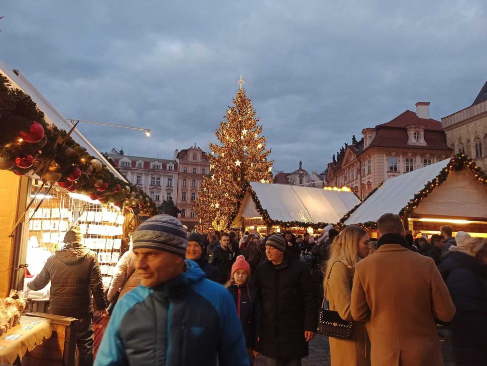 Vánoční trhy na Staroměstksém náměstí v celé své kráse. (26. listopad 2022)