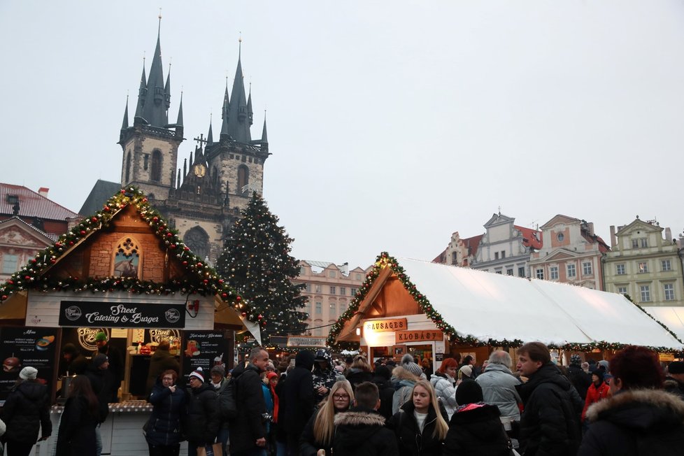 V centru Prahy zuří boj o turisty. (Ilustrační foto)