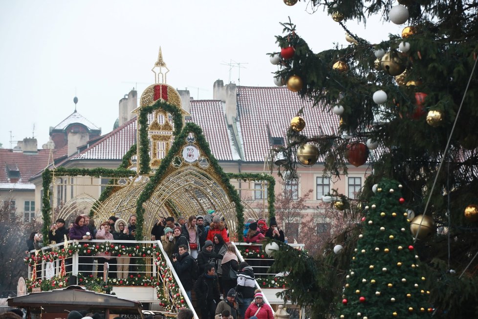 Vánoční trhy na Staroměstském náměstí odstartovaly slavnostním rozsvícením stromečku.