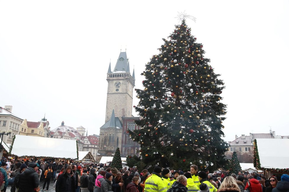 Vánoční trhy na Staroměstském náměstí odstartovaly slavnostním rozsvícením stromečku.