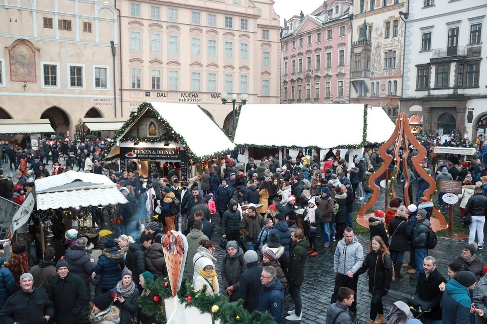 Vánoční trhy na Staroměstském náměstí odstartovaly slavnostním rozsvícením stromečku.