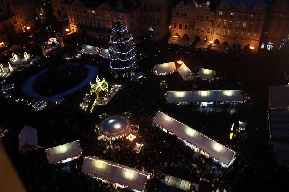 Vánoční trhy na Staroměstském náměstí odstartovaly slavnostním rozsvícením stromečku.