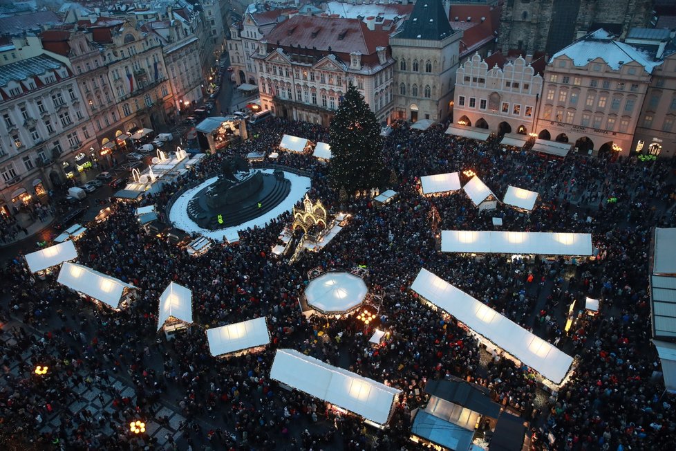 Vánoční trhy na Staroměstském náměstí odstartovaly slavnostním rozsvícením stromečku.