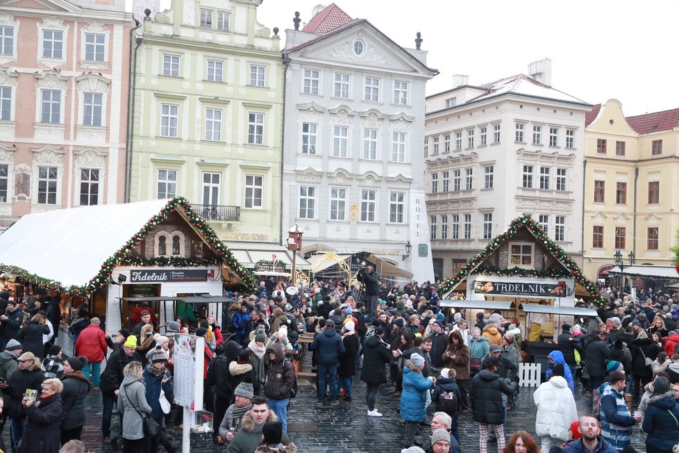 Vánoční trhy na Staroměstském náměstí odstartovaly slavnostním rozsvícením stromečku.