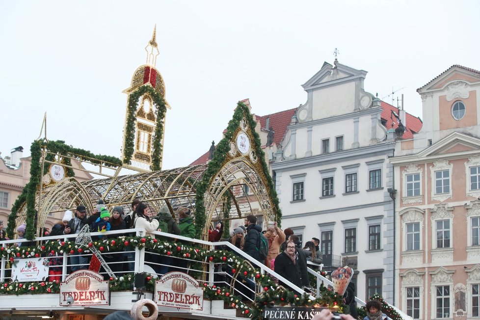 Vánoční trhy na Staroměstském náměstí odstartovaly slavnostním rozsvícením stromečku.