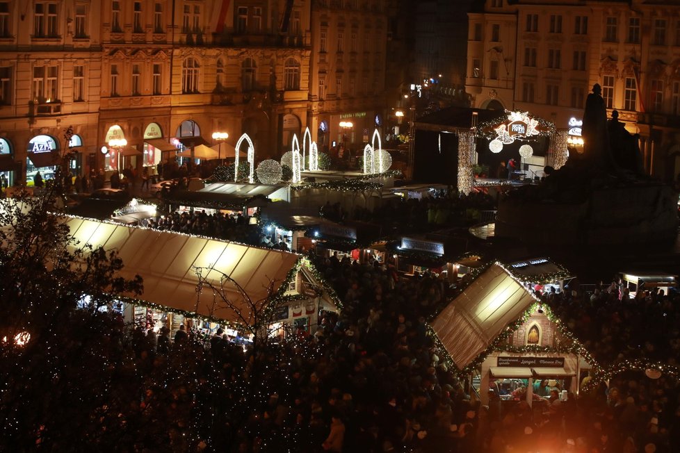 Vánoční trhy na Staroměstském náměstí odstartovaly slavnostním rozsvícením stromečku.