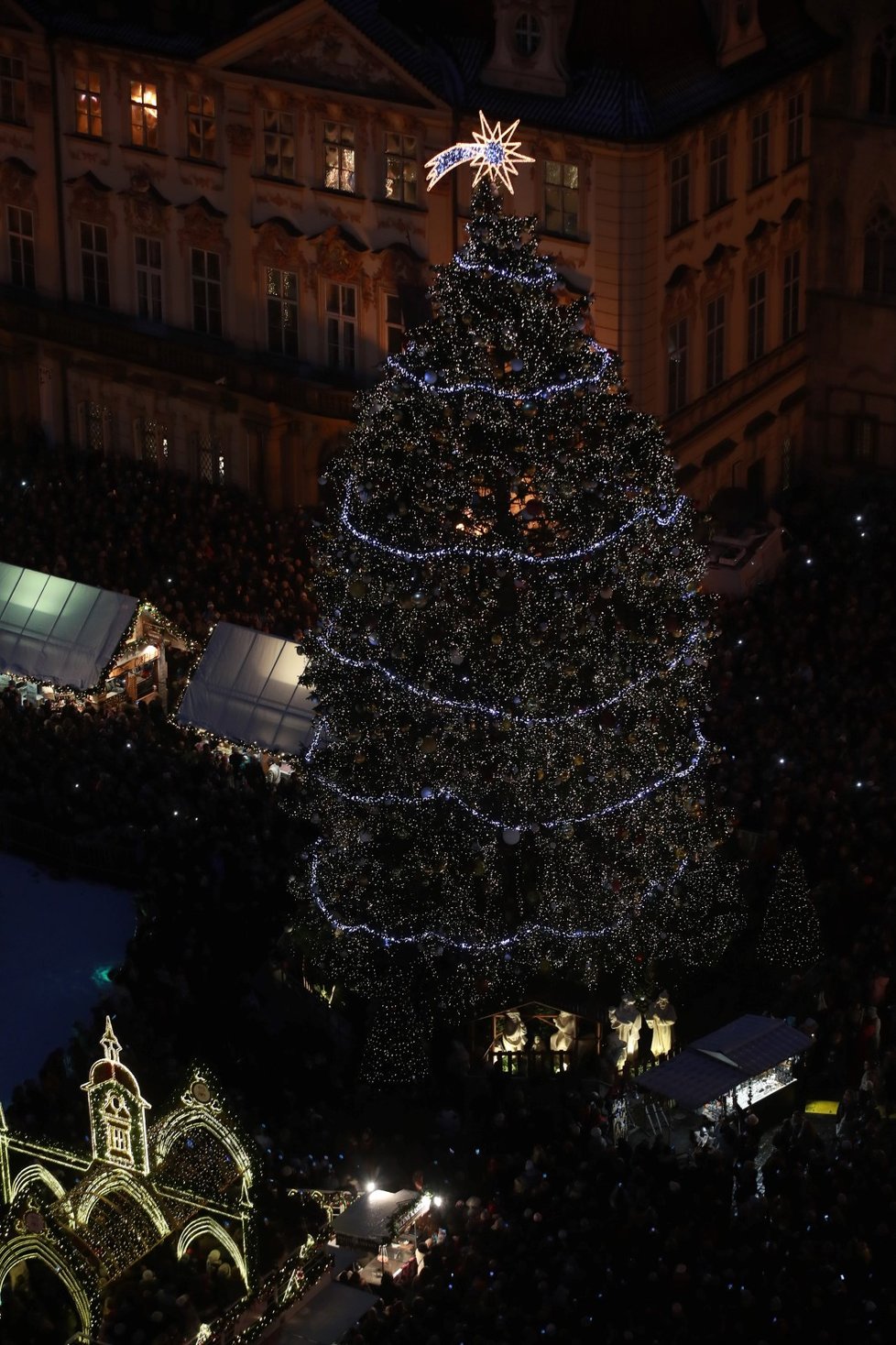 Vánoční trhy na Staroměstském náměstí startují slavnostním rozsvícením stromečku.