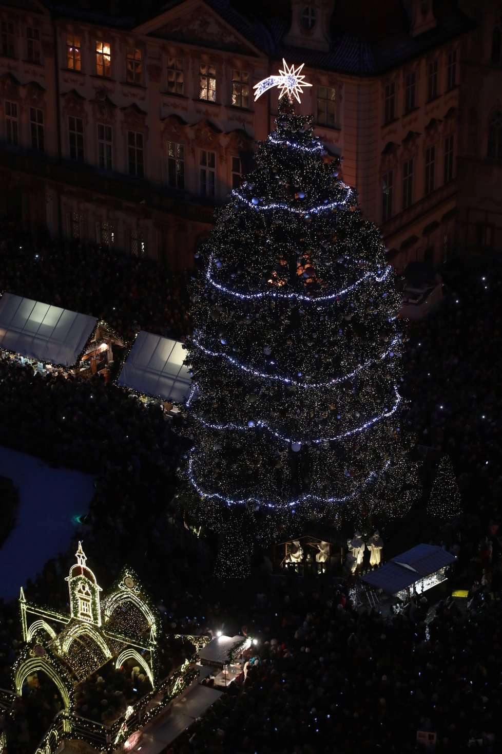 Vánoční trhy na Staroměstském náměstí odstartovaly slavnostním rozsvícením stromečku.