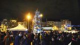 Tlačenice na trzích na Jiřáku: Všichni čekali na rozsvěcení stromu