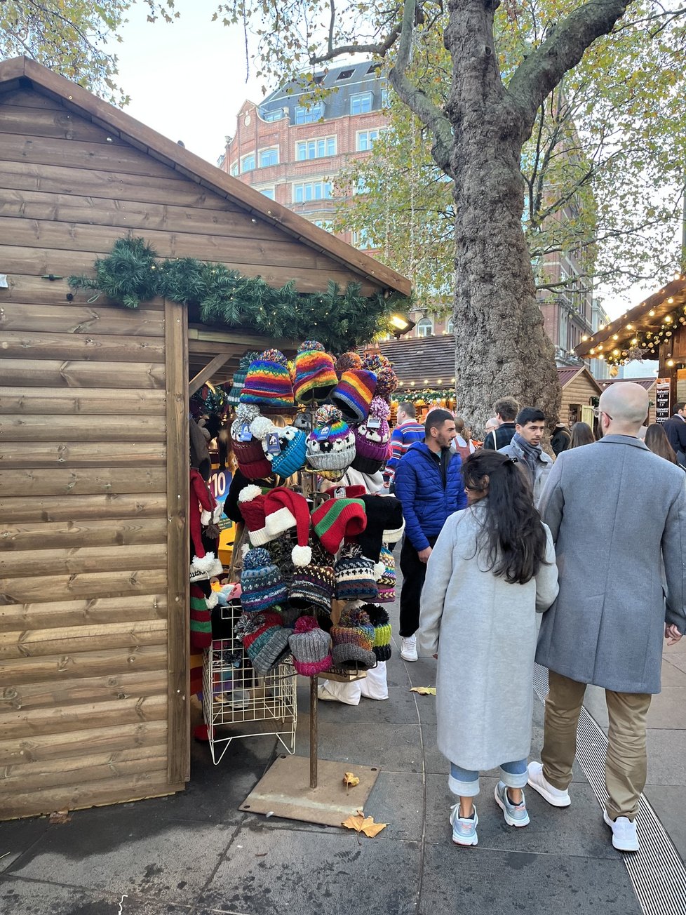 Vánoční trhy v Londýně - prodej pleteného zboží