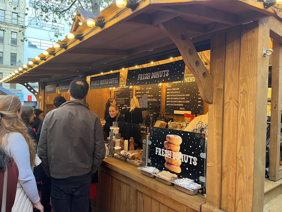 Vánoční trhy v Londýně - donuty a káva