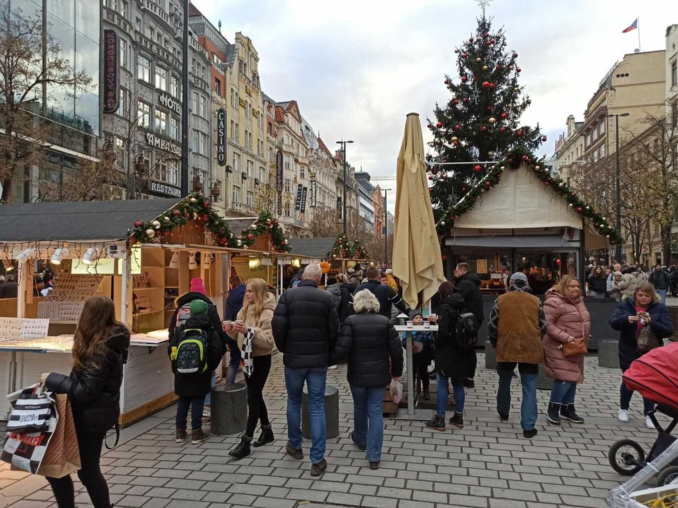 Vánoční atmosféra na trzích na Václavském náměstí. (26. listopad 2022)