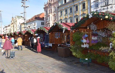 Covid necovid: Na vánoční trhy v Plzni může každý! Stánků je víc a jsou „napláclé“ k sobě