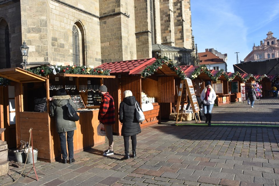 V Plzni začaly 23. 11. 2021 na náměstí Republiky vánoční trhy.
