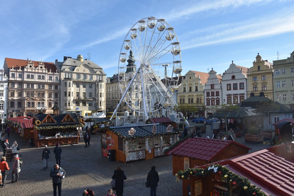 V Plzni začaly 23. listopadu na náměstí Republiky vánoční trhy.