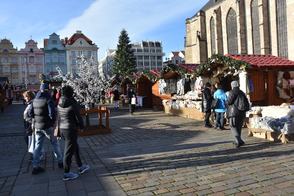 V Plzni začaly 23. 11. 2021 na náměstí Republiky vánoční trhy.