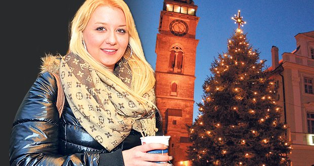 Vánoční strom V Hradci Králové na snímku z loňska. V Hradci trhy teprve začnou.
