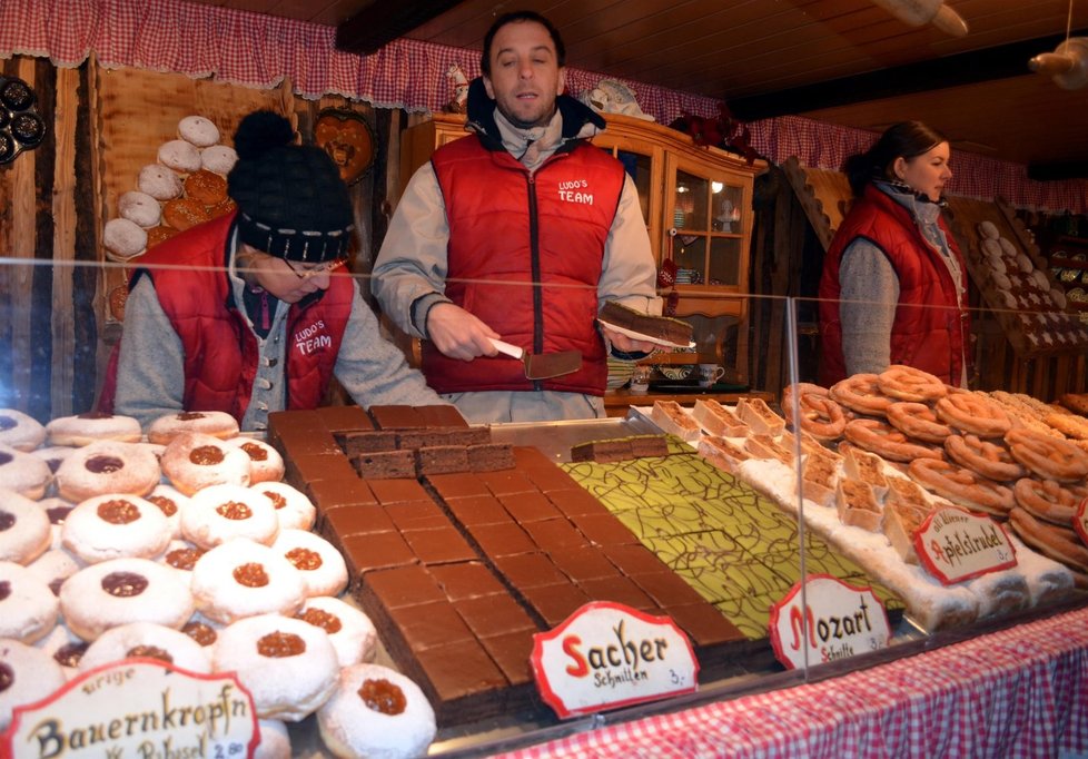Proslulý Sacher dort stojí na vídeňských vánočních trzích na Radničním náměstí tři eura.
