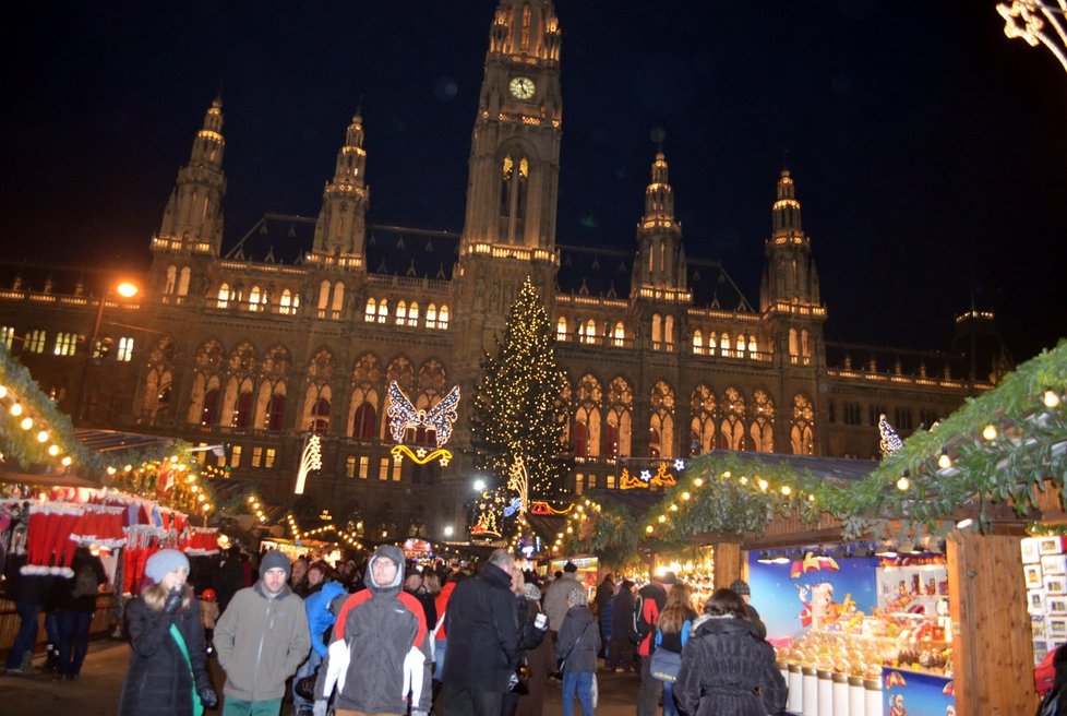 Vánoční trhy u opravené radnice na Radničním náměstí (Rathausplatz) ve Vídni mají své kouzlo a navštěvují je tisíce Čechů.