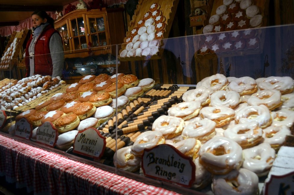 Obří zákusky a velké kusy sladkého pečiva přijdou ve Vídni na vánočních trzích na 2,50 až tři eura.