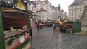 Adventní trhy na Zelném rynku v Brně měly v pátek jepičí trvání. Otevřely se ráno a úřady je ukončily v 18.00. Část stánkařů se pokoušela v plískanici své zboží zoufale prodávat, část ani neotevřela.