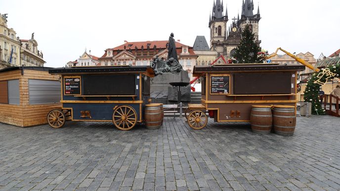 Vánoční trhy na Staroměstském náměstí v Praze zavírají a prodejci balí.