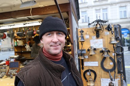 Umělecký kovář Jiří Hovorka (54) přichystal krámek, kovadlinu a neotevřel.