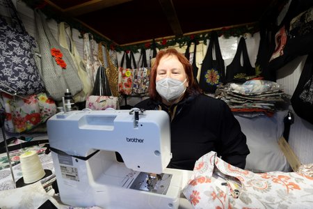 Markéta Kouřilová přijela na vánoční trhy do Prahy prodávat látkové tašky z Lelova z úpatí Milešovky.
