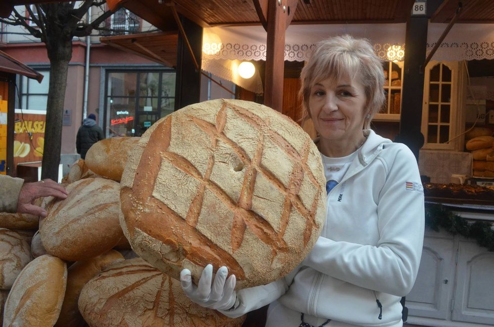Pokud vám zachutná polský chleba, můžete si domů odvézt až zhruba půl metru široký pětikilový pecen. Vyjde na našich 180 korun.
