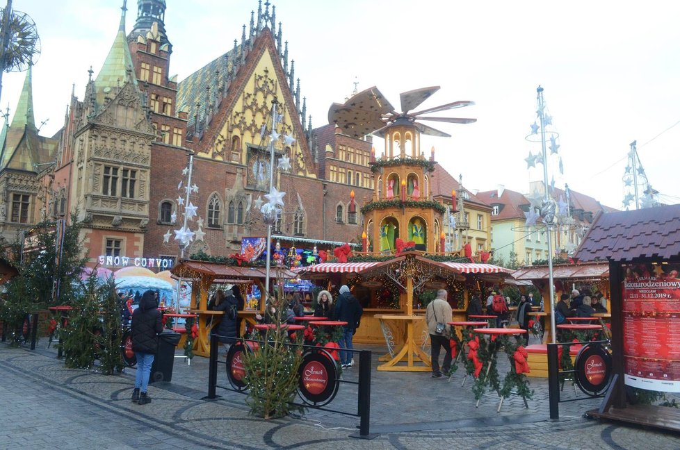 Středem vánočního trhu ve Vratislavi je tento asi osm metrů vysoký mlýn, který je zároveň stánkem s nápoji.