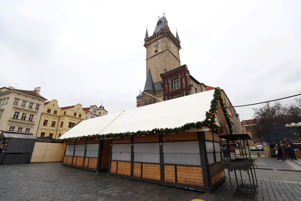 Vánoční trhy na Staroměstském náměstí v Praze zavírají a prodejci balí.