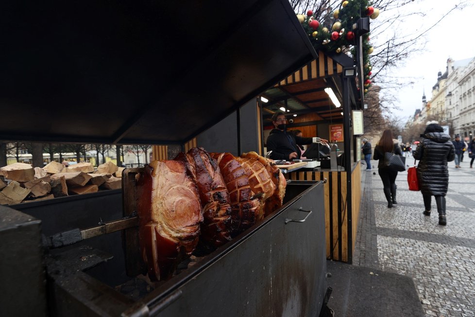 Vánoční trhy na pražském náměstí Míru zavírají a prodejci balí.