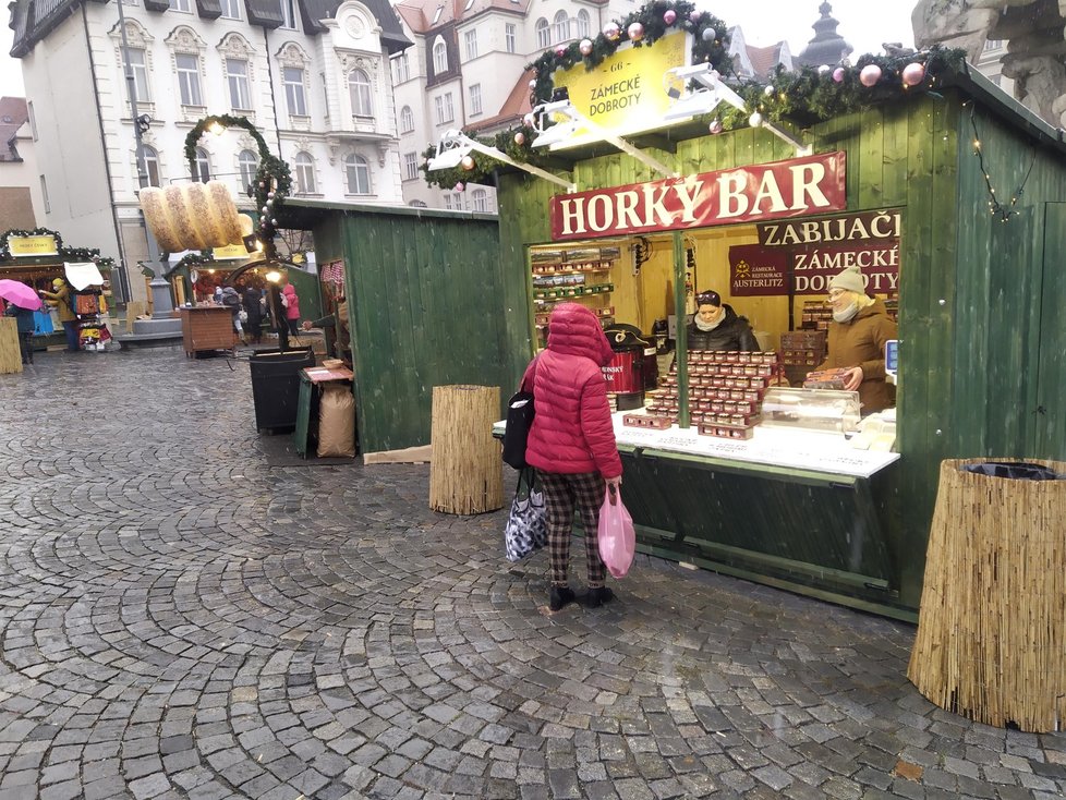 Adventní trhy na Zelném rynku v Brně měly v pátek jepičí trvání. Otevřely se ráno a úřady je ukončily v 18.00. Část stánkařů se pokoušela v plískanici své zboží zoufale prodávat, část ani neotevřela.