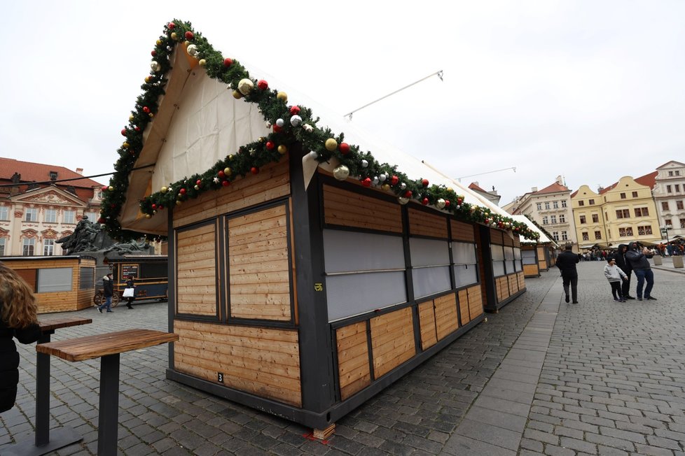 Vánoční trhy na Staroměstském náměstí v Praze zavírají a prodejci balí.