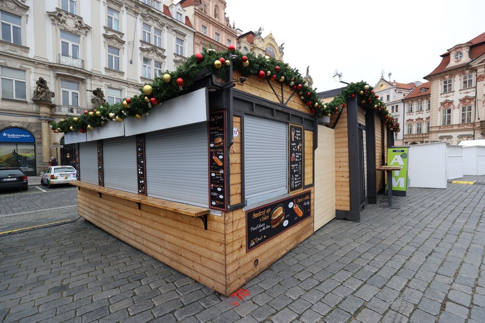 Vánoční trhy na Staroměstském náměstí v Praze zavírají a prodejci balí.