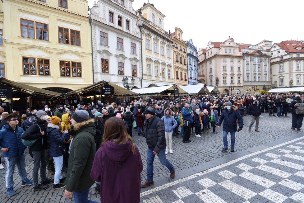 Vánoční trhy na Staroměstském náměstí v Praze zavírají a prodejci balí.