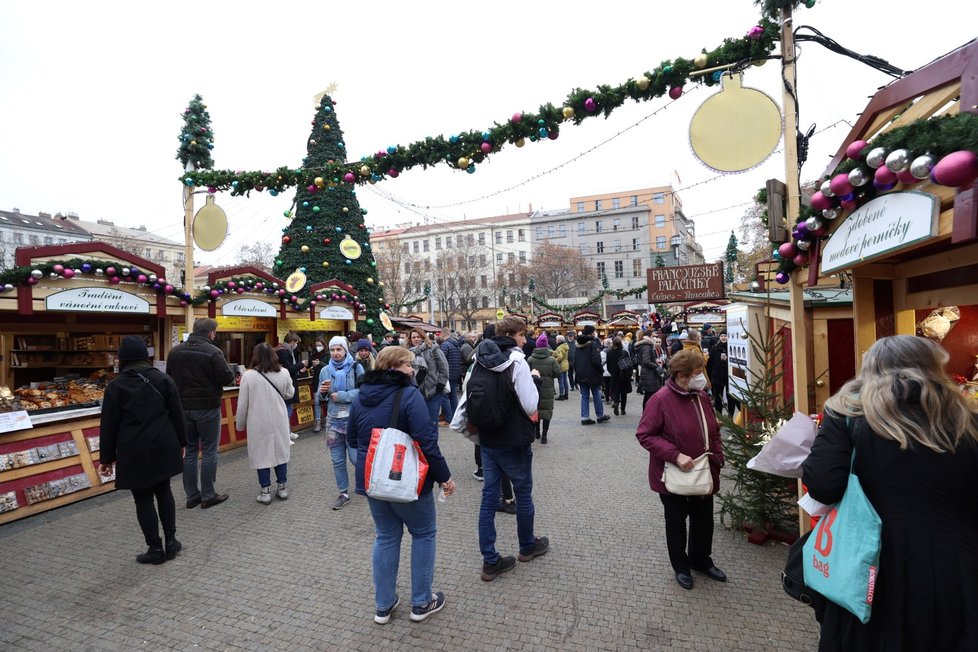 Vánoční trhy na pražském náměstí Míru zavírají a prodejci balí.