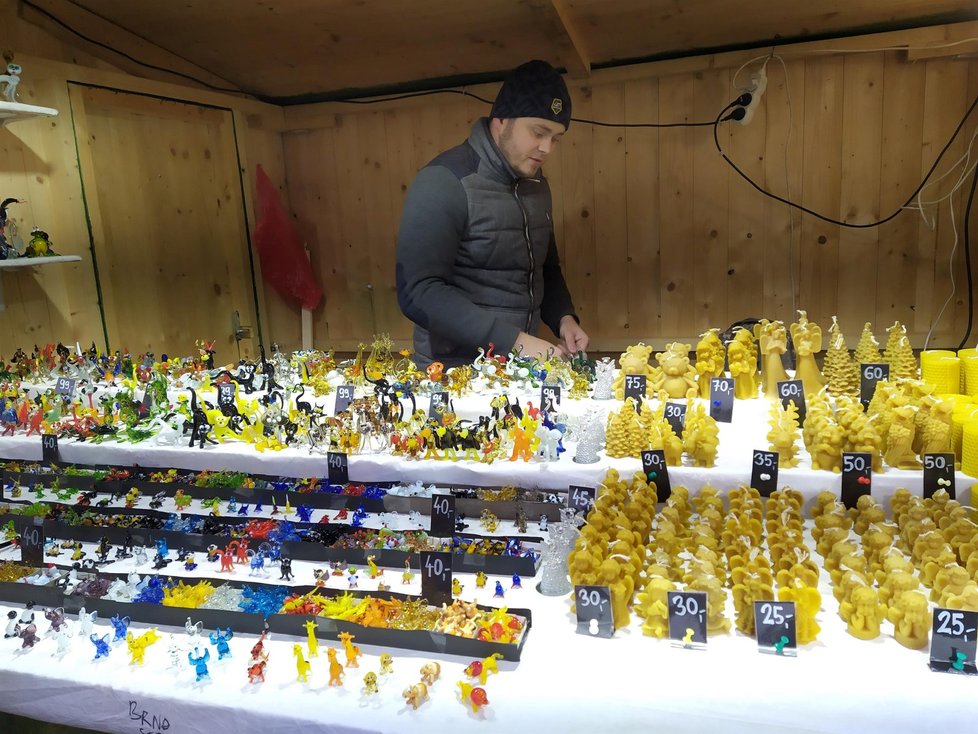 Najatý prodejce skleněných figurek a vánočních svíček od Jiřího Rupperta z Prahy v pátek v poledne ještě netušil, zda se bude moci přestěhovat do kryté tržnice nebo zda bude muset s prodejem úplně skončit.