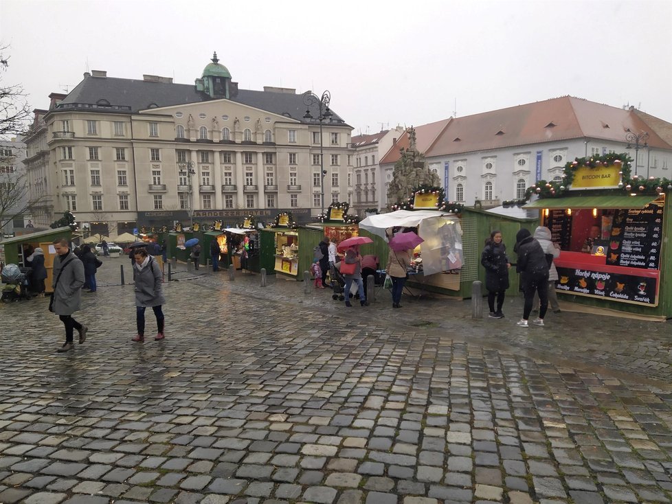 Adventní trhy na Zelném rynku v Brně měly v pátek jepičí trvání. Otevřely se ráno a úřady je ukončily v 18.00. Část stánkařů se pokoušela v plískanici své zboží zoufale prodávat, část ani neotevřela.