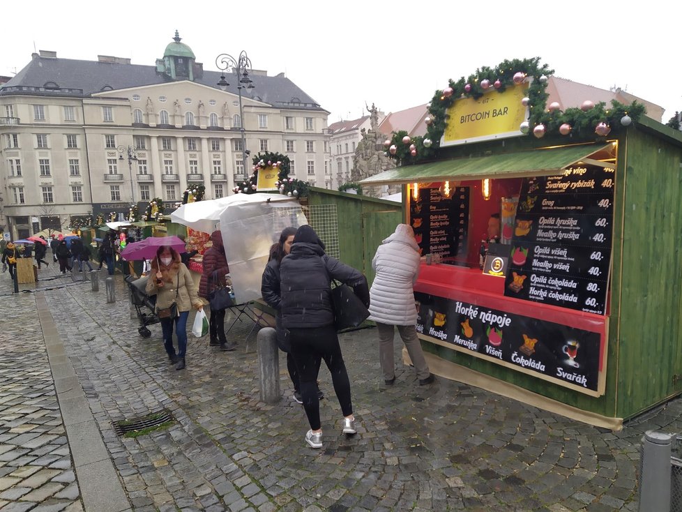 Adventní trhy na Zelném rynku v Brně měly v pátek jepičí trvání. Otevřely se ráno a úřady je ukončily v 18.00. Část stánkařů se pokoušela v plískanici své zboží zoufale prodávat, část ani neotevřela.