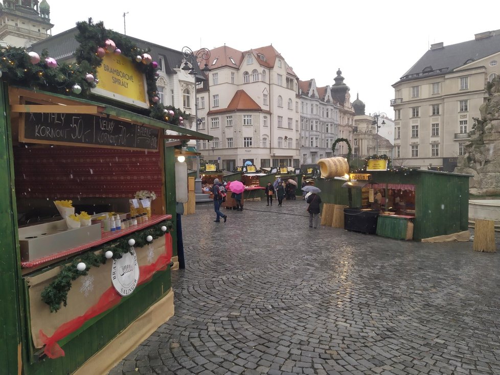 Adventní trhy na Zelném rynku v Brně měly v pátek jepičí trvání. Otevřely se ráno a úřady je ukončily v 18.00. Část stánkařů se pokoušela v plískanici své zboží zoufale prodávat, část ani neotevřela.